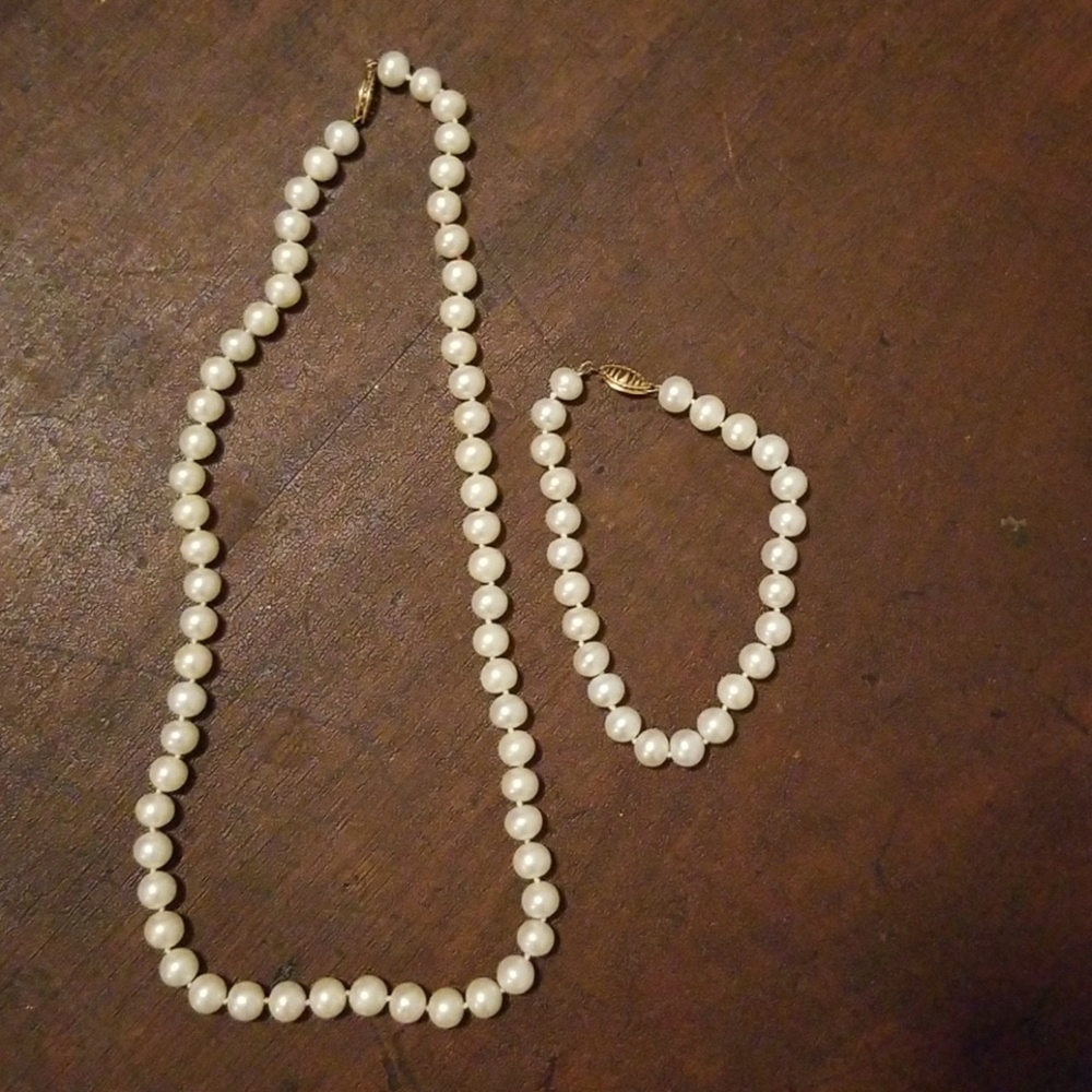 Pearl necklace and bracelet set